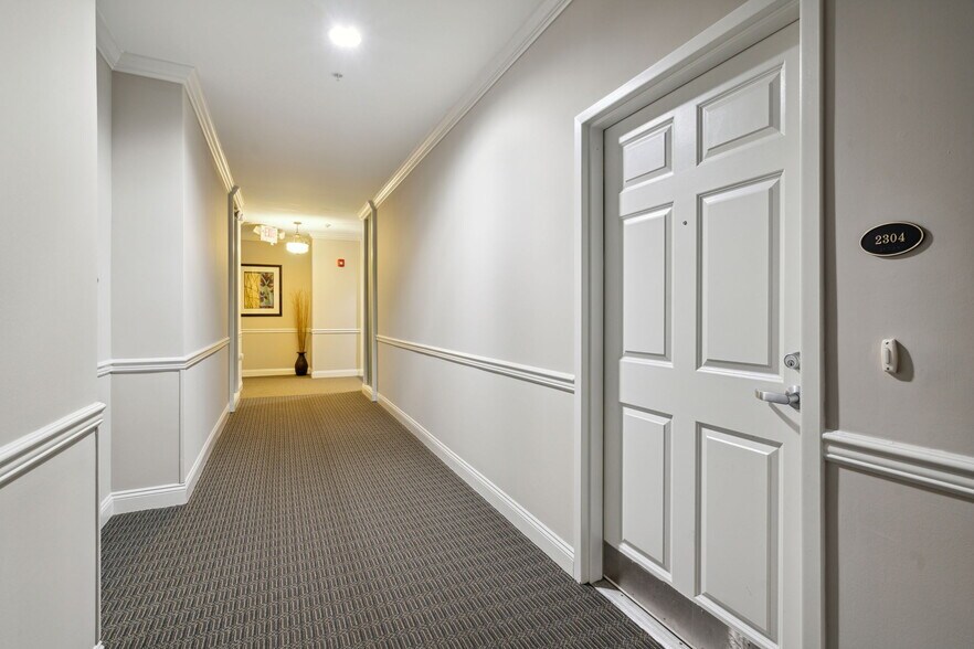 Building Photo - 300 W Elm St