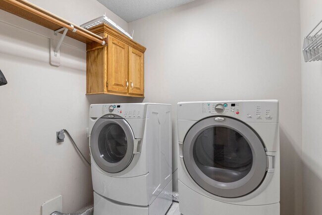 Building Photo - Four Bedroom Home Available in Overland Park