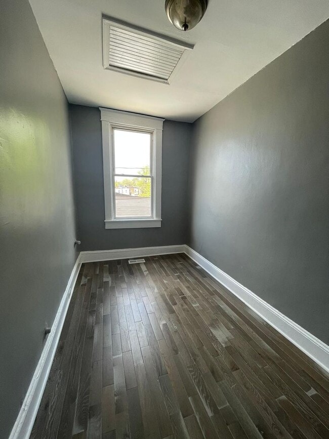 Building Photo - 2 Bedroom + Den Home with Porch, Fenced Yard, and Water Included on Barclay Street