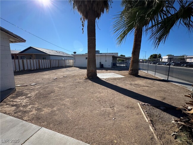 Building Photo - 1300 E Nelson Ave