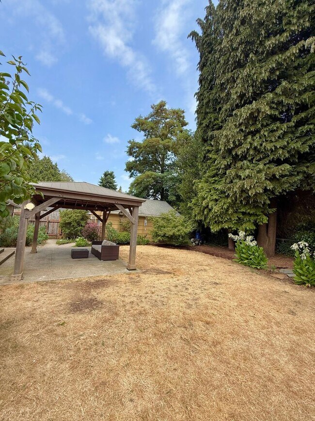 Building Photo - 3 BR West Seattle Home – Cozy and Convenie...