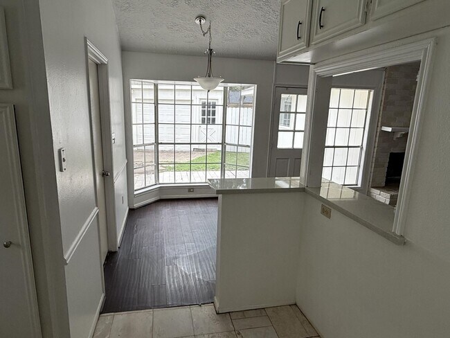 Building Photo - 2206 Round Lake Dr