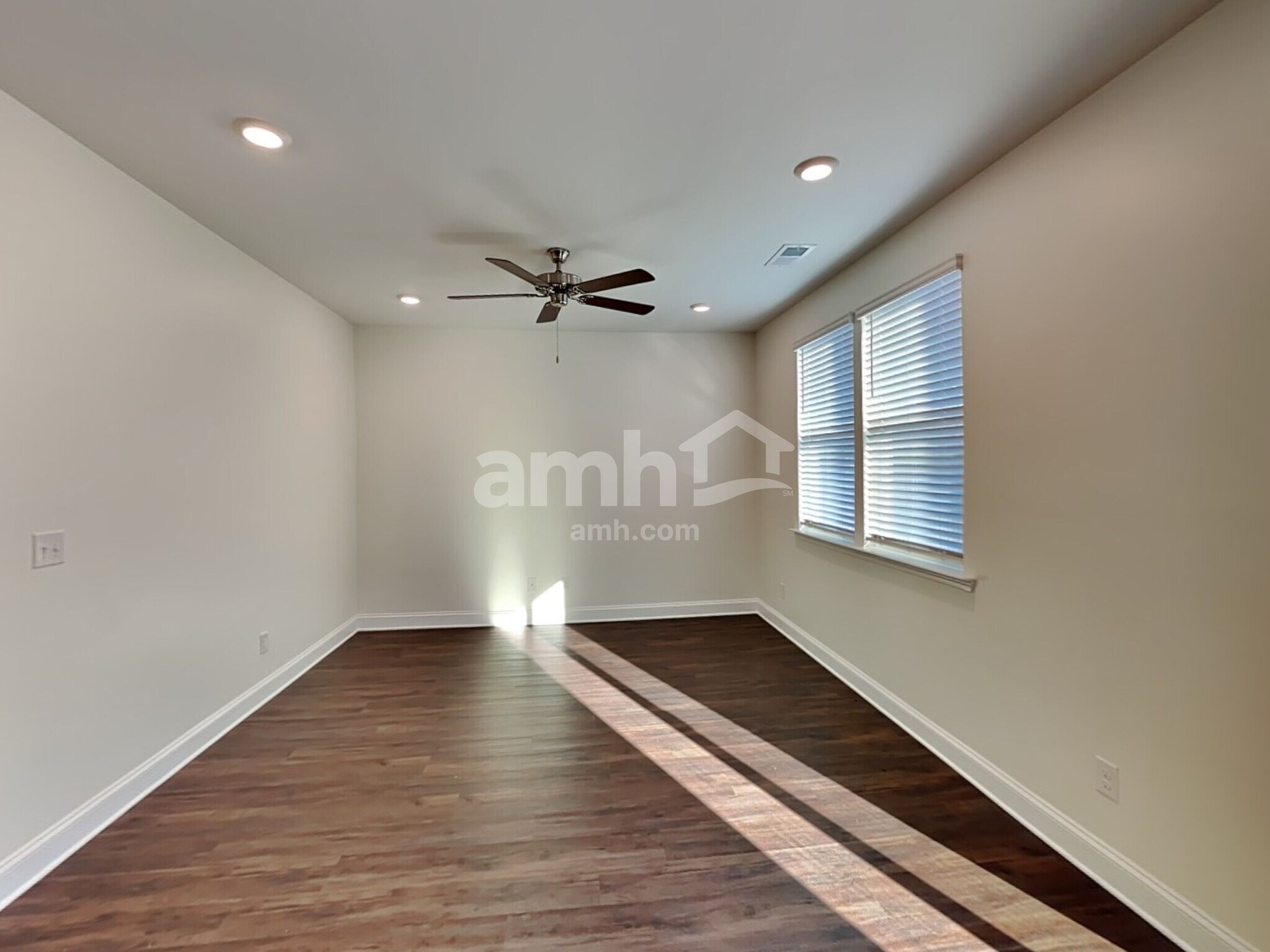 Building Photo - 572 Rivermist Dr