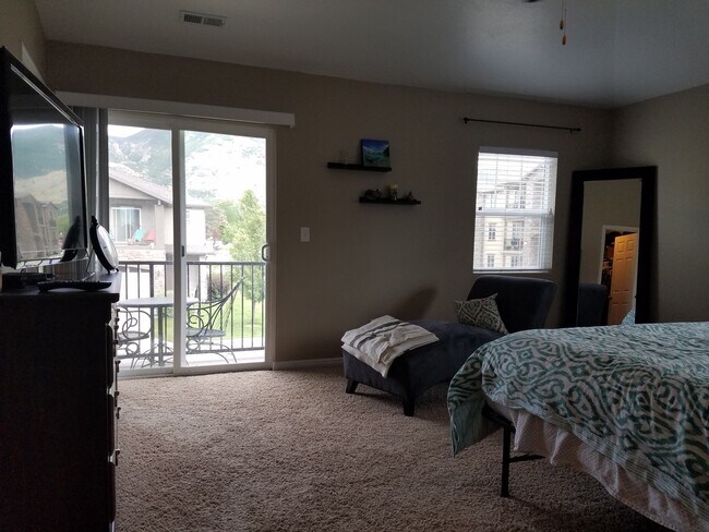 Building Photo - 3 Bed Townhome with Mountain Views and Community Pool