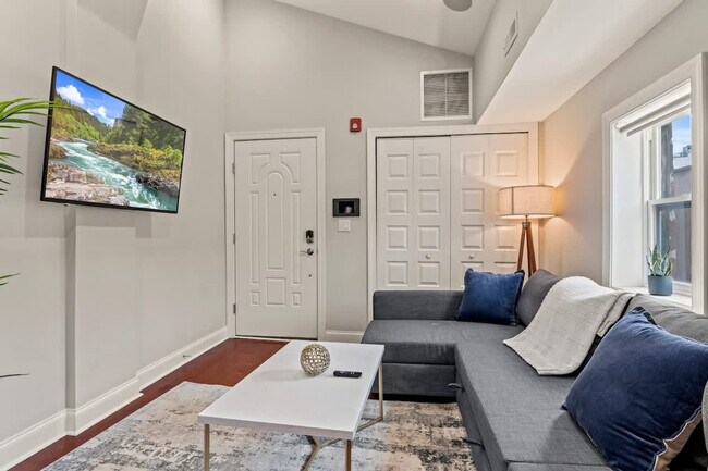 Building Photo - 606 S 2nd St