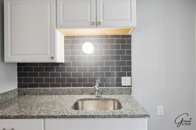 Building Photo - $1250 3 bedroom bungalow