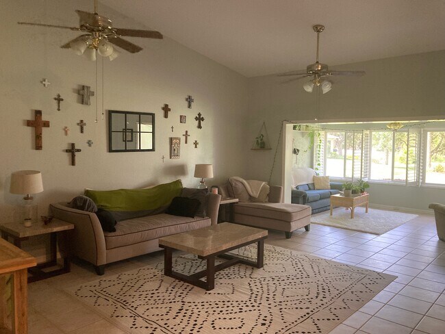 Building Photo - 2421 Fairway Oaks Dr