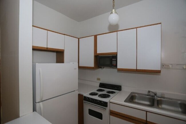 Building Photo - 640 W Barry Ave