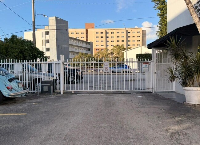 Building Photo - 1610 NW N River Dr