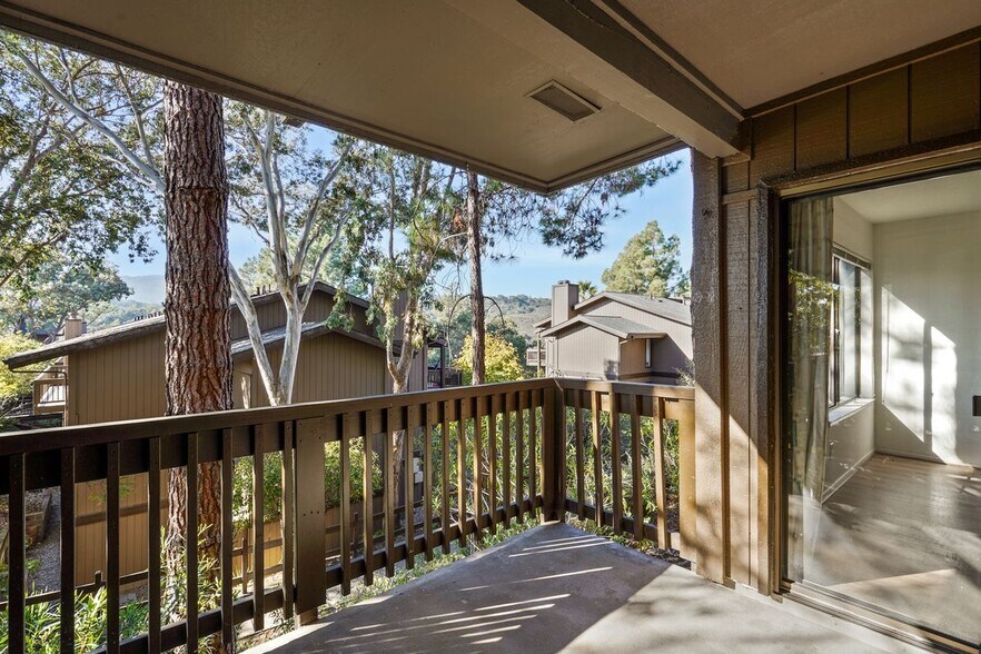 Building Photo - 3338 La Mesa Dr