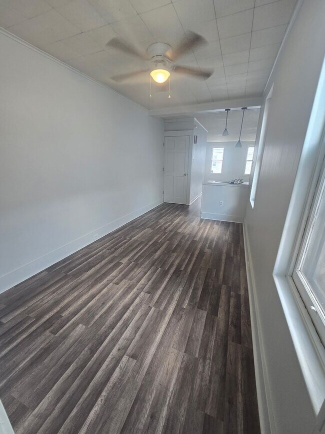 Building Photo - 827 N 10th St