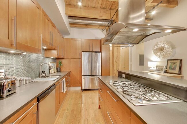 Building Photo - 154 W Hubbard St