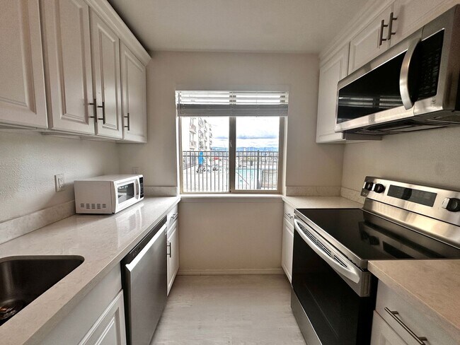 Building Photo - Updated 2-Bedroom Condo with Water Views, 2 Parking Spaces & Poolside Location