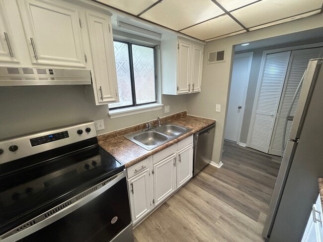 Building Photo - 240 Jamil Rd