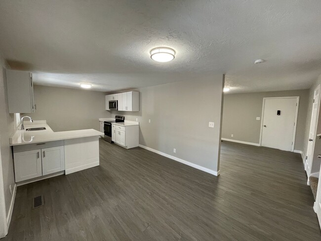 Building Photo - 4 Bed/1.5 Home Bath in Ogden