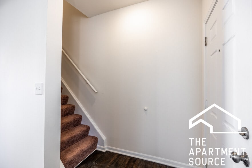 Building Photo - 1260 N Greenview Ave