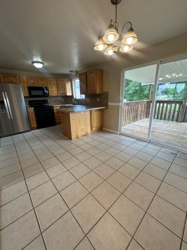 Building Photo - Spacious & Affordable! 5 Bed 2 Bath Home f...