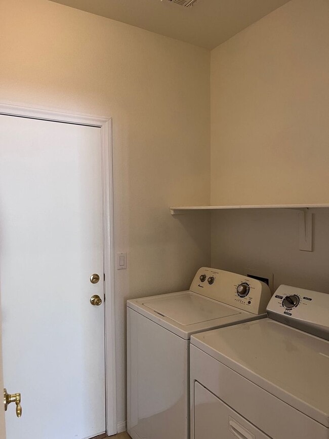 Building Photo - Single Story - 2 bedroom (Gated)