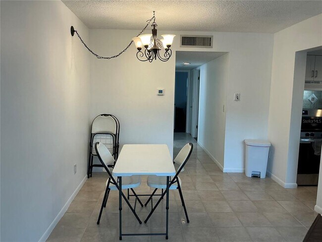 Building Photo - 2525 W Bay Dr