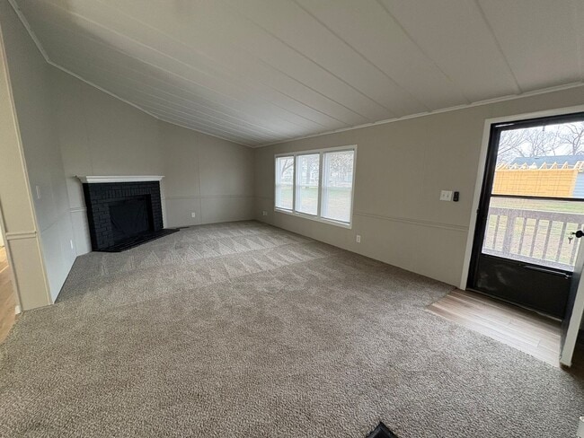 Building Photo - Beautifully Remodeled 3 Bed / 2 Bath Home with Modern Upgrades!