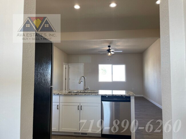 Building Photo - 753 E Springmont Dr