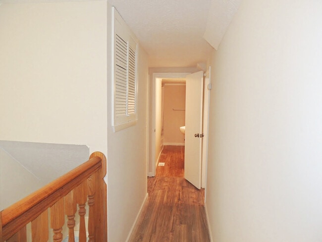 Building Photo - 3 Bed - 1.5 Bath Bungalow for Rent in Eastlake | Enchanting!