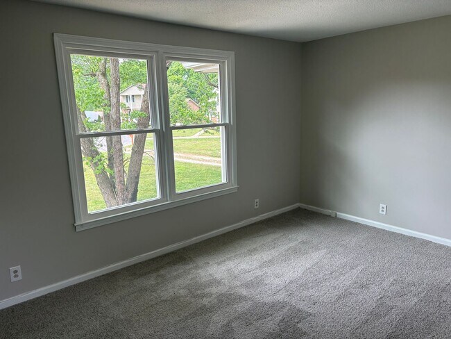 Building Photo - 3 bed 1 bath unit in duplex