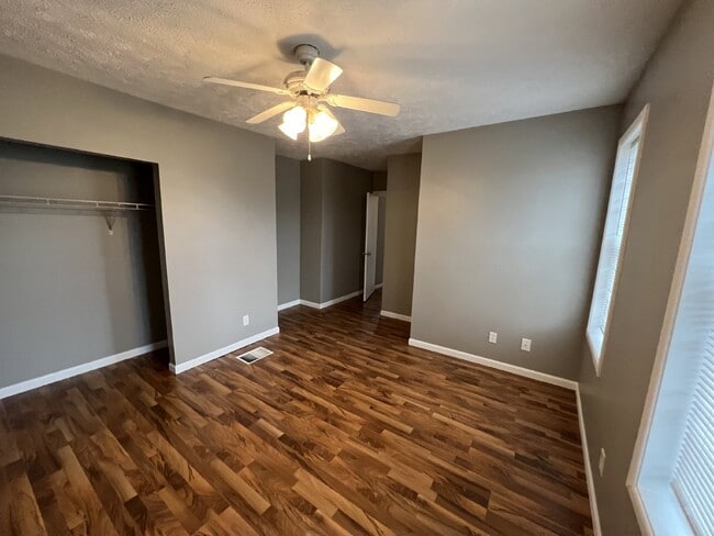 Building Photo - West Side 3BR Townhouse Style