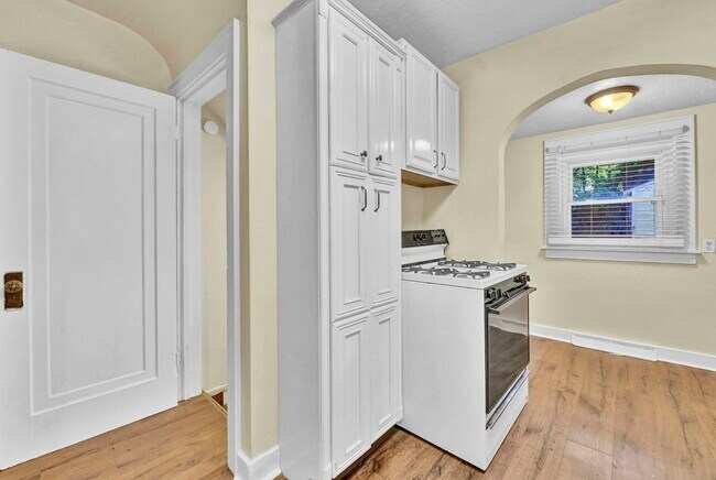 Building Photo - 1148 La Croix Ave