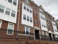 Building Photo - Stunning 3 Bedroom Townhouse in Gaithersburg!