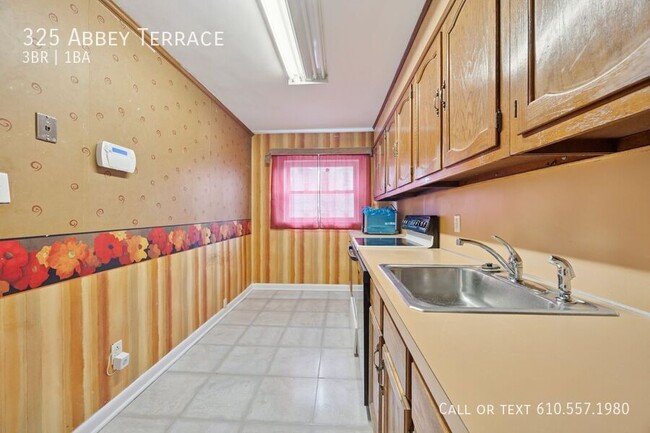 Building Photo - 325 Abbey Terrace