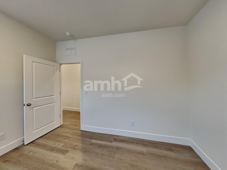 Building Photo - 850 English Primrose St