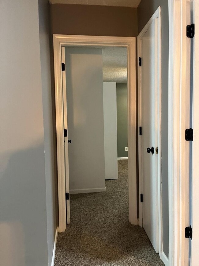 Building Photo - 3 bed 2.5 bath townhome off Bob Billings!