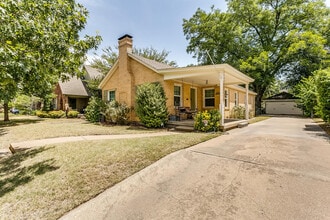 Building Photo - Ready for New Students- 2 Bed, 1 Bath Tudor Home Minutes from TCU- 76109