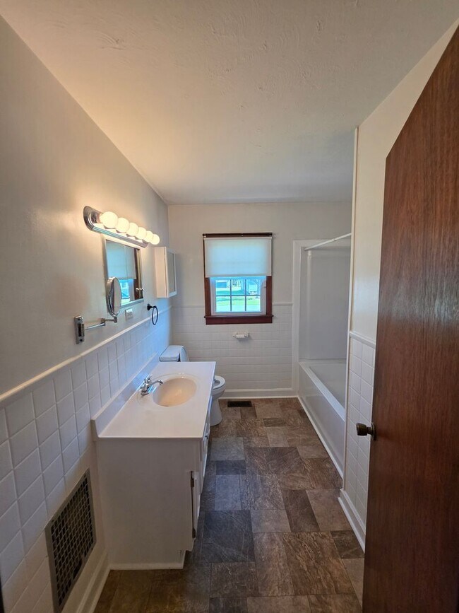 Building Photo - 3/1 in Elizabethton on corner lot in quiet neighborhood