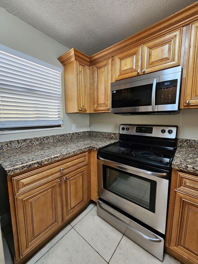 Building Photo - 1523 Lake Crystal Dr