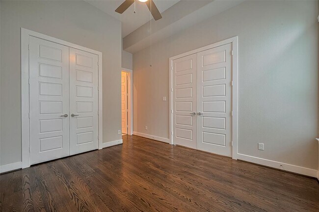 Building Photo - 5837 E Post Oak Ln