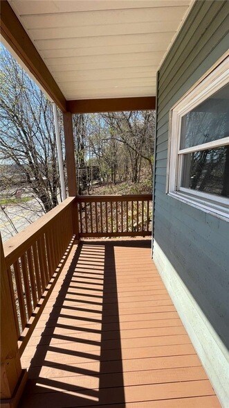 Building Photo - 424 W 7th Ave