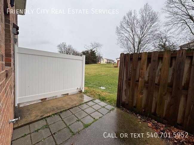 Building Photo - 447 S Main St