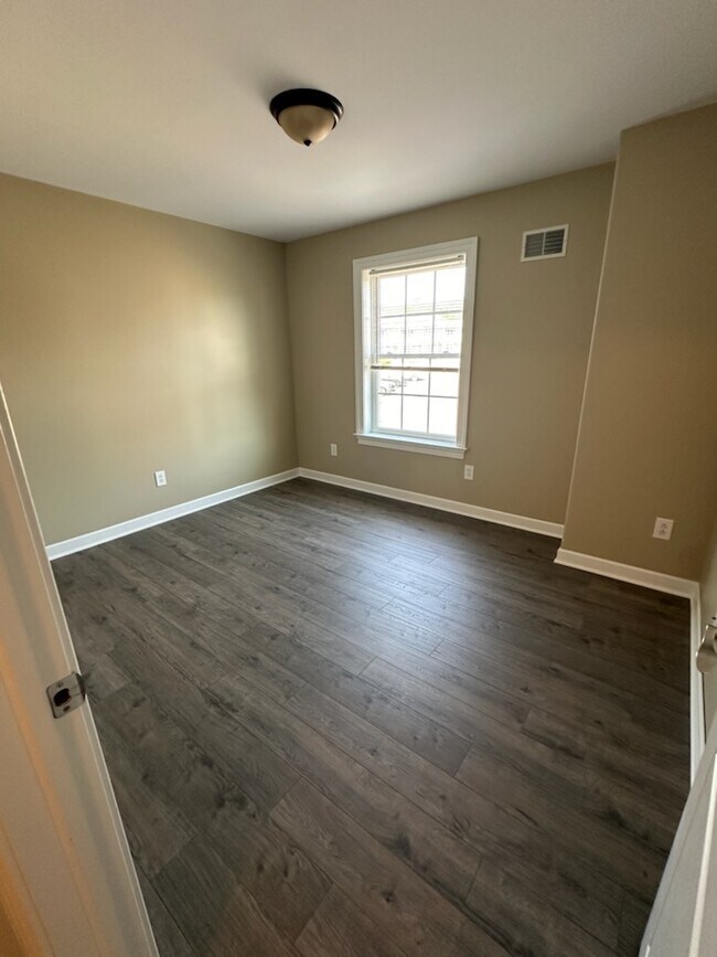 Building Photo - 170 Cortland Dr