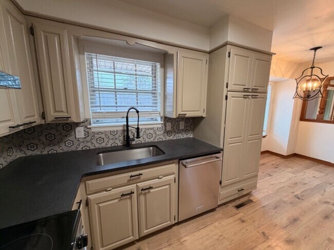 Building Photo - Rollingwood Neighborhood