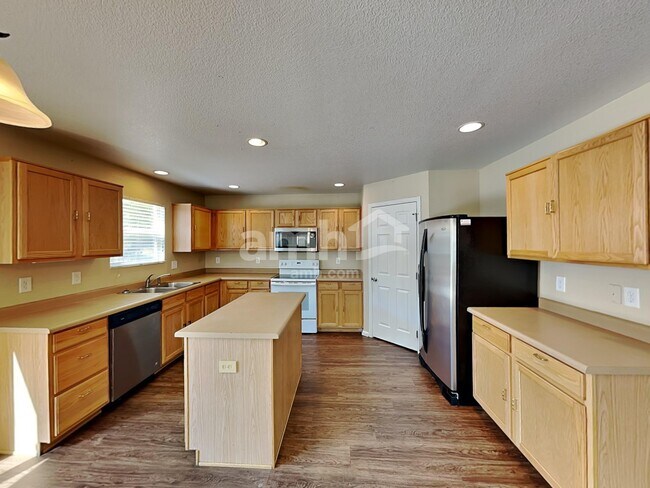 Building Photo - 10175 Fraser St