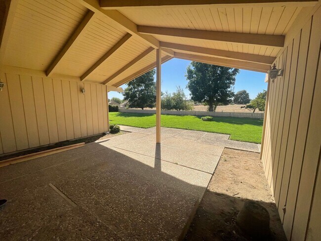 Building Photo - Custom home located next to Oakdale Country Club!