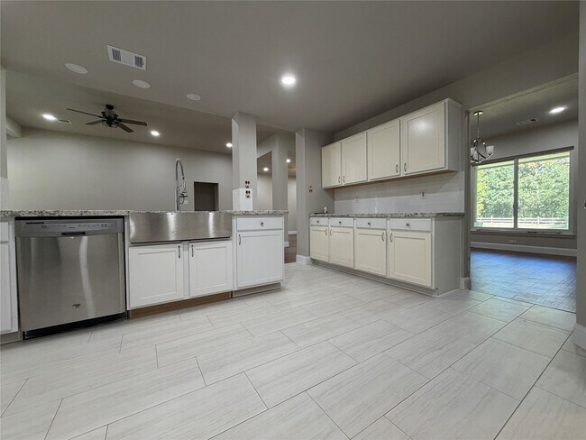 Building Photo - 28402 Ascot Farms Rd