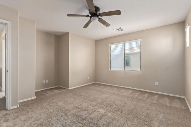 Building Photo - Welcome Home 3B/2BA in Lyons Gate!