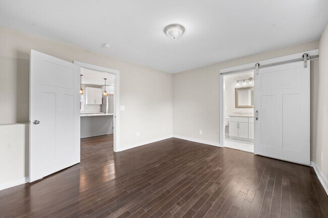 Building Photo - Cheery downtown bungalow with stunning finishes and fenced back yard.