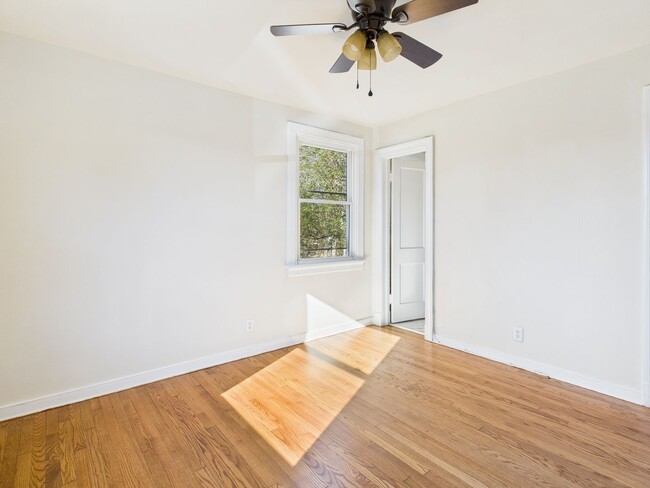 Building Photo - 500 Pelham Dr