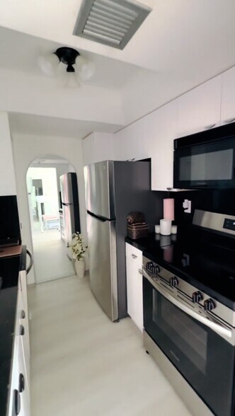 Building Photo - 520 Brickell Key Dr