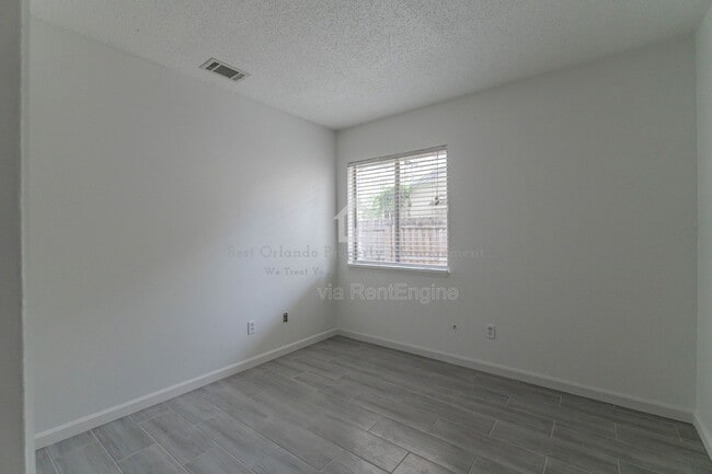 Building Photo - 911 Robinhood Ct