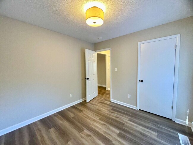 Building Photo - 3 Bed, 2 Bath Nest In Fayetteville